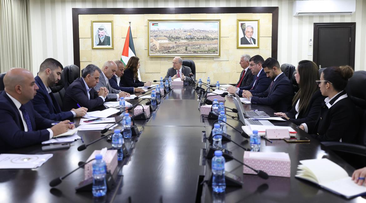 رئيس الوزراء محمد مصطفى يلتقي مع وزيرة العمل ايناس العطاري وطاقم الوزارة